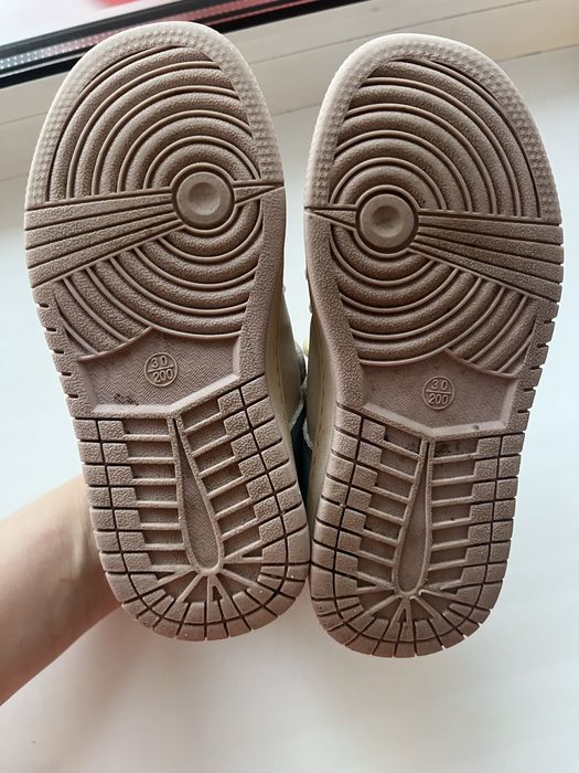 Почти новые кроссовки на девочку