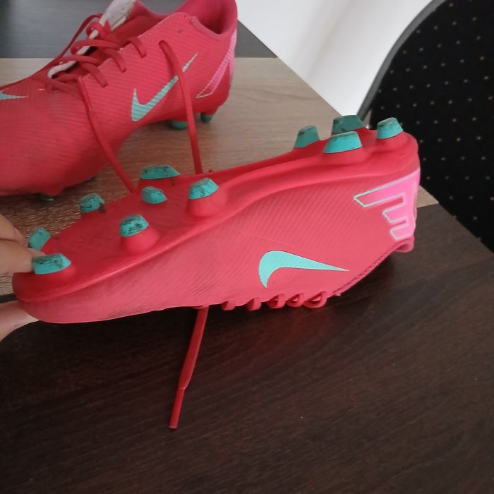 Crampoane  nike roși, crampone sintetic kipsta , Mercuriale nike albas