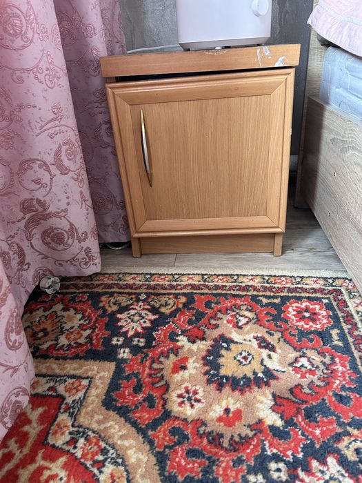 Продам шкаф, зеркало, две тумбочки.