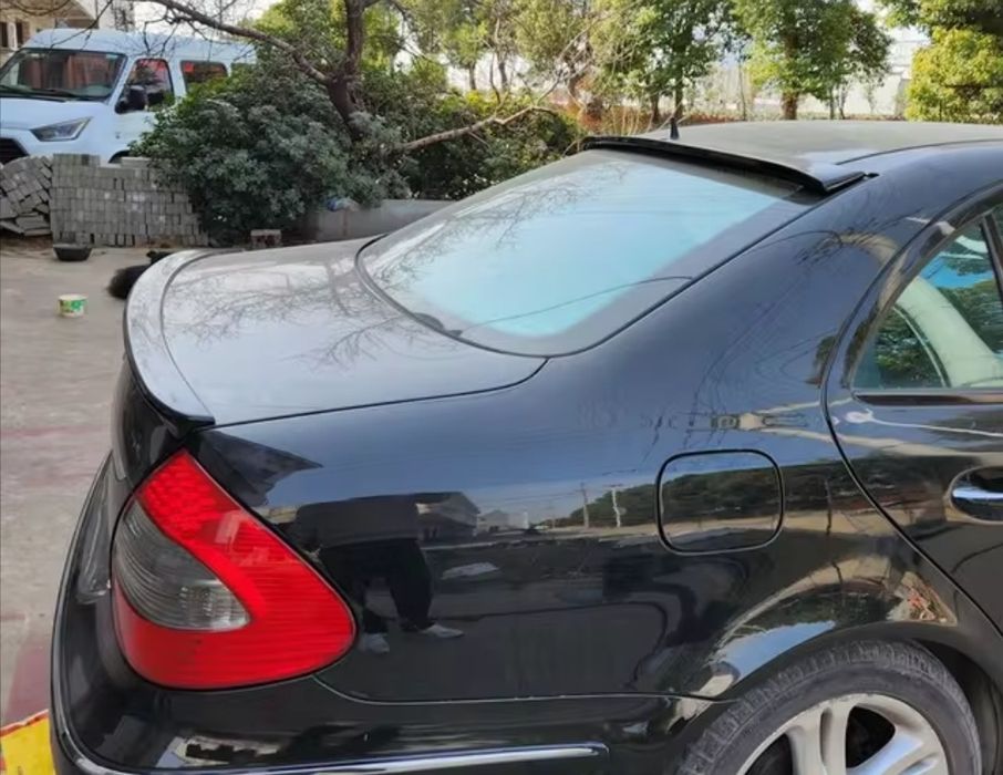 Eleron / Lip Codită Lunetă Mercedes E Class W211 – Negru Lucios