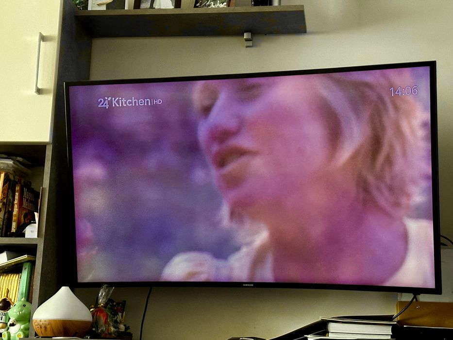 Продавам телевизор Samsung Series 6 Ultra HD 4K