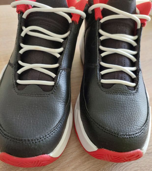 Мъжки / юношески маратонки Nike Air Jordan Max Aura 3 Bred, черно-черв