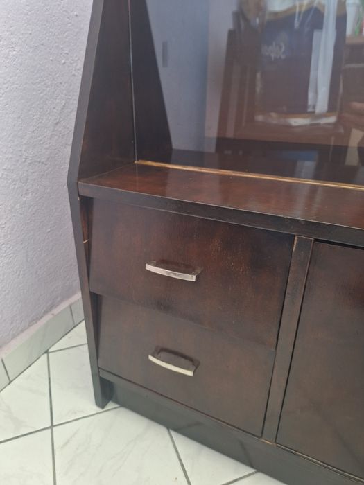 Продавам шкаф с витрина-използван.