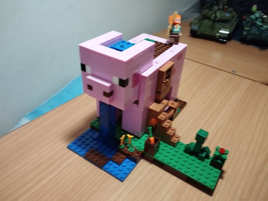 Конструктор LEGO Minecraft Дом-свинья 21170