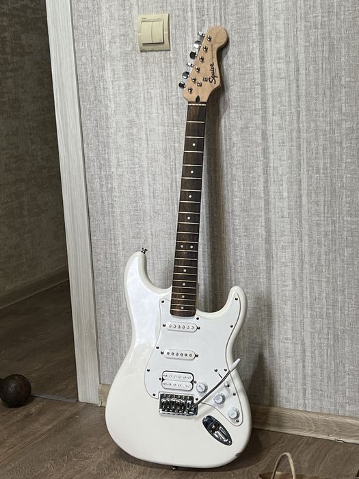 ЦЕНА ДО 5.08 электрогитара Squier Bullet Stratocaster и струны