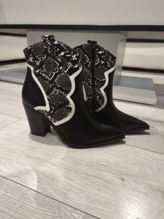 Боти на ток със змийски мотиви