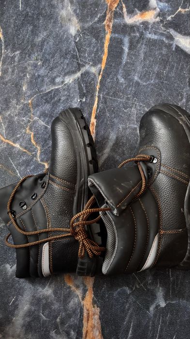 Продам робачие ботинки три пары