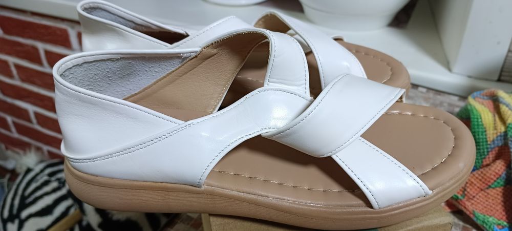 Женские сандалии