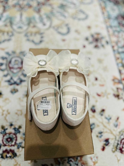 Продам новые туфли для девочки (25 размер)