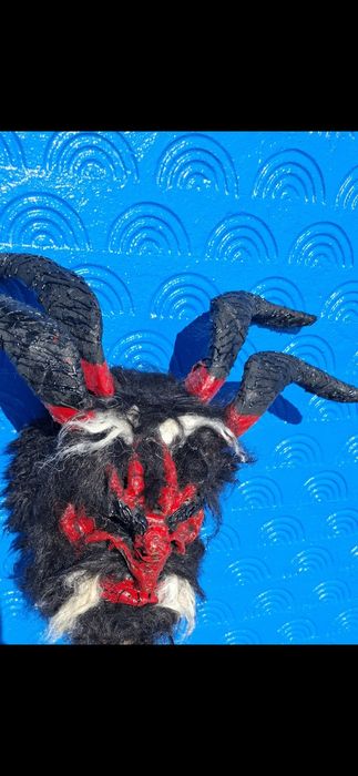 Vând costum și mască krampus