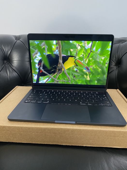MacBook Air 13-inch / Apple M2 / 8 GB/ 256 GB / Ca nou |