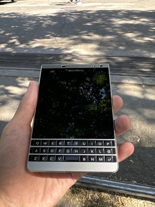 BlackBerry Passport Silver Edition продаётся