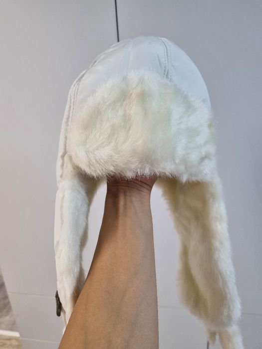 Căciula albă din fâs si blăniță