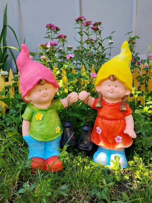 Садовые фигуры мальчик и девочка