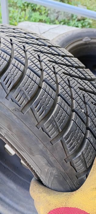 Vând 2 cauciucuri de iarna Goodyear ultragrip 195/65/R15 dot 2024  pe jante Ford
Uzură extrem de mică!
Anvelopele sunt montate pe jante de tablă.