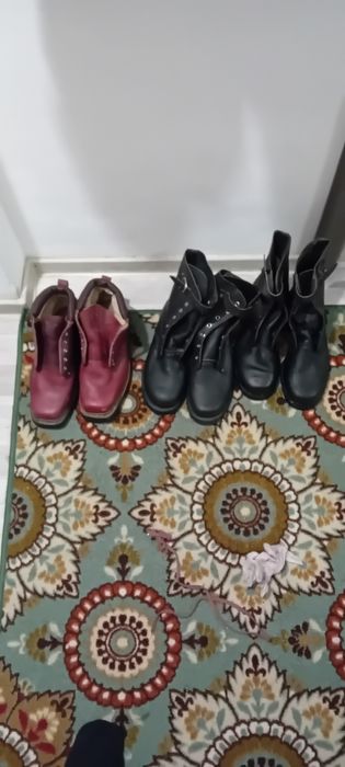 Vând bocanci militari