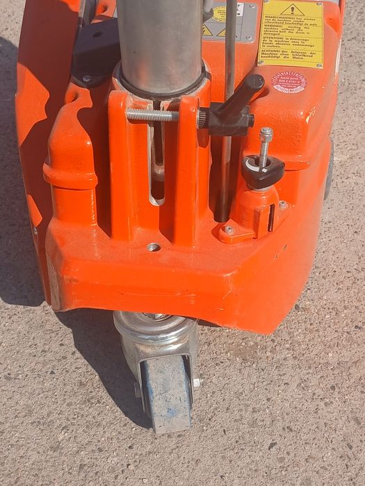 Vând mașina de rașchetat parchet Bona Scorpion