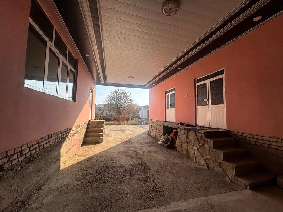 Karmana Mohinur toʻyxona tarafda 8 sotxli hovli sotiladi