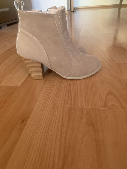 Продавам боти на токчета