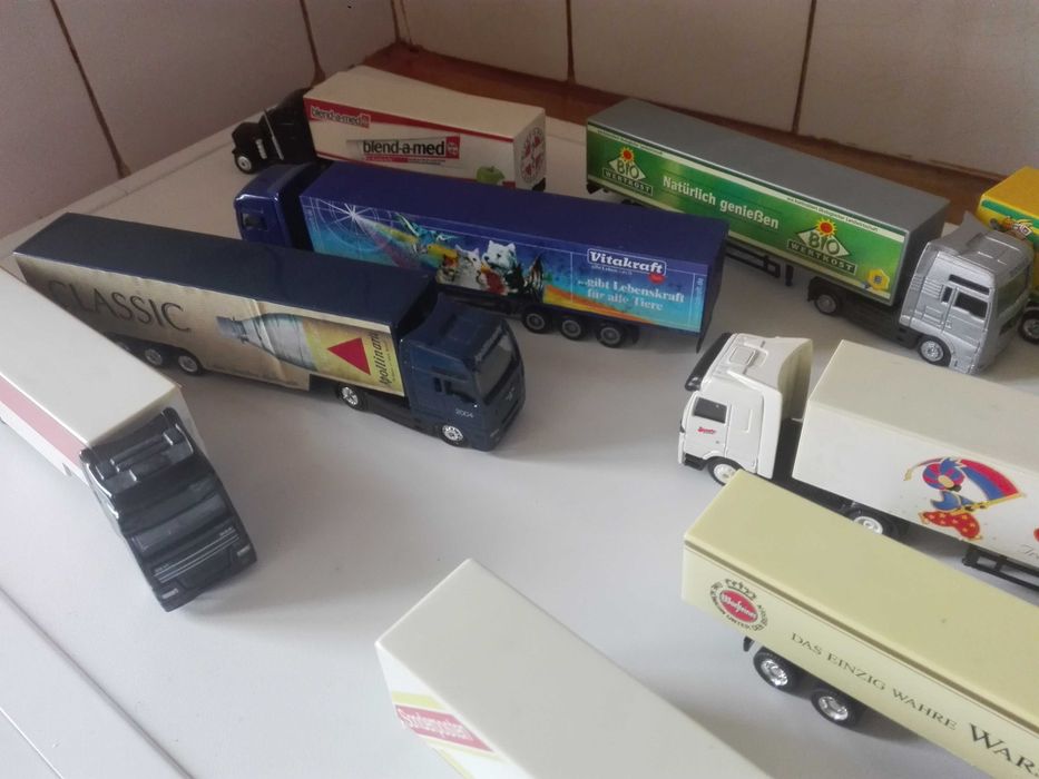 Рекламни камиончета , автомат и метални колички.