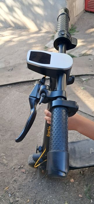 Trotineta apachie nu are nici un defect prinde 25km/h  doar are cricul rupt ,are si  semnalizare  va dau si încărcătorul