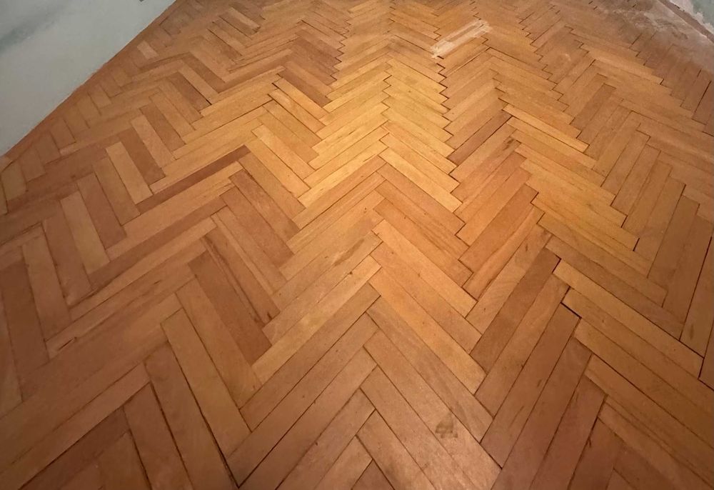 Масивен дървен паркет „рибена кост“ около 32 кв.м – София