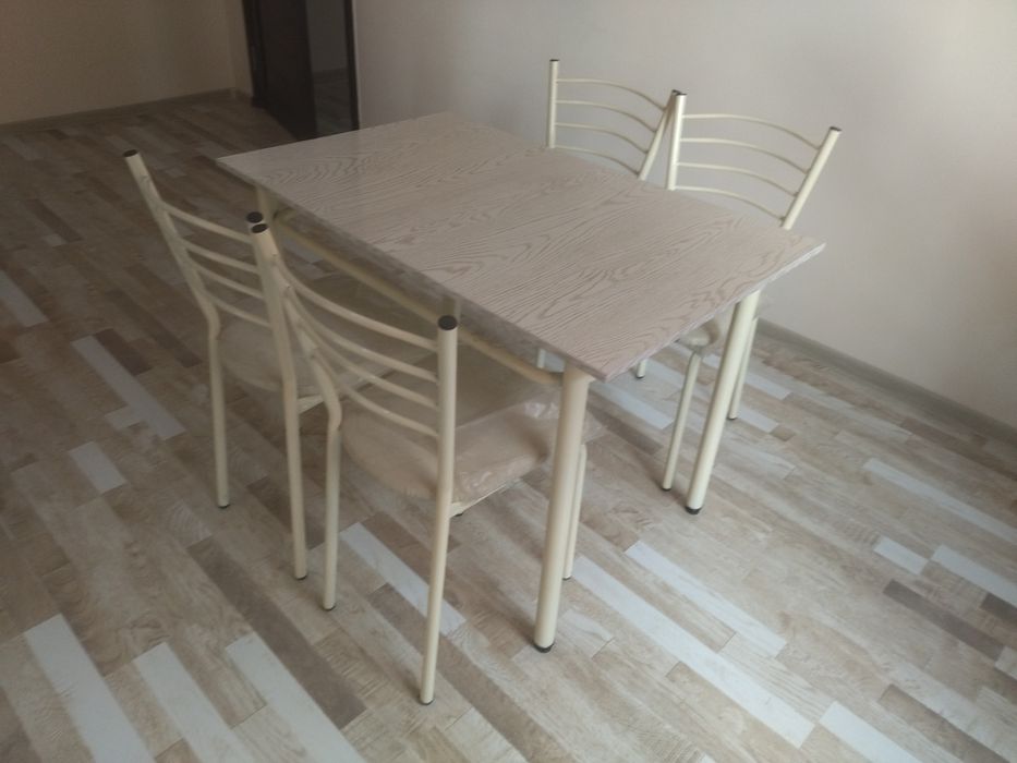 Кухонный стол для дома. кафешки. других заведений.