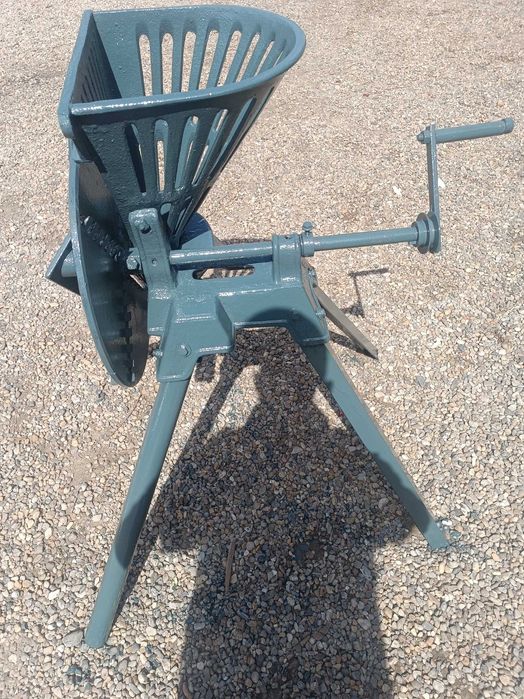 Masina de tocat sfecla furajer .