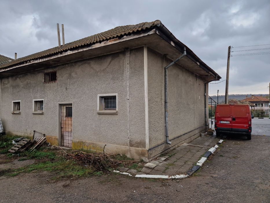 Продава се къща в центъра с уникална гледка към фонтан и природа!