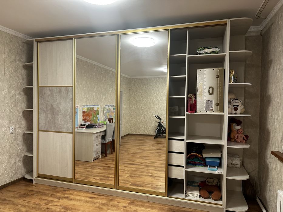 Встроенный шкаф до поталка