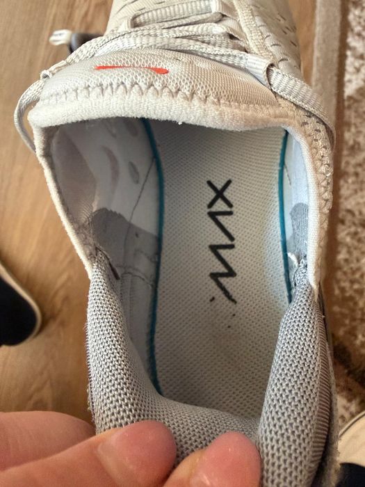 Vand Nike  Air Max 270