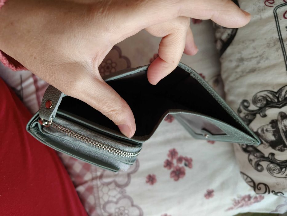 Ново дамско портмоне от естествена кожа