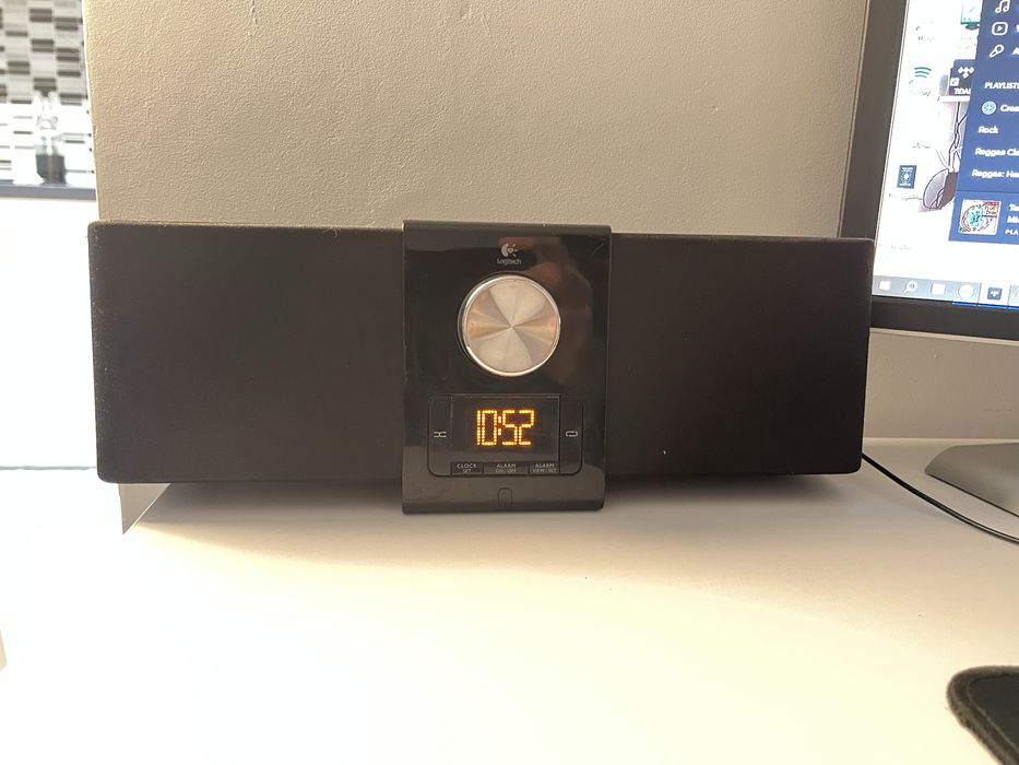 Dock Logitech , cu alimentator