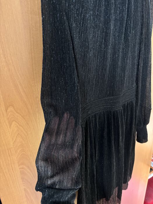 Елегантна черна рокля с дълъг ръкав