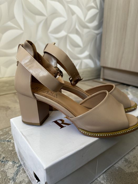 Босоножки на каблуке