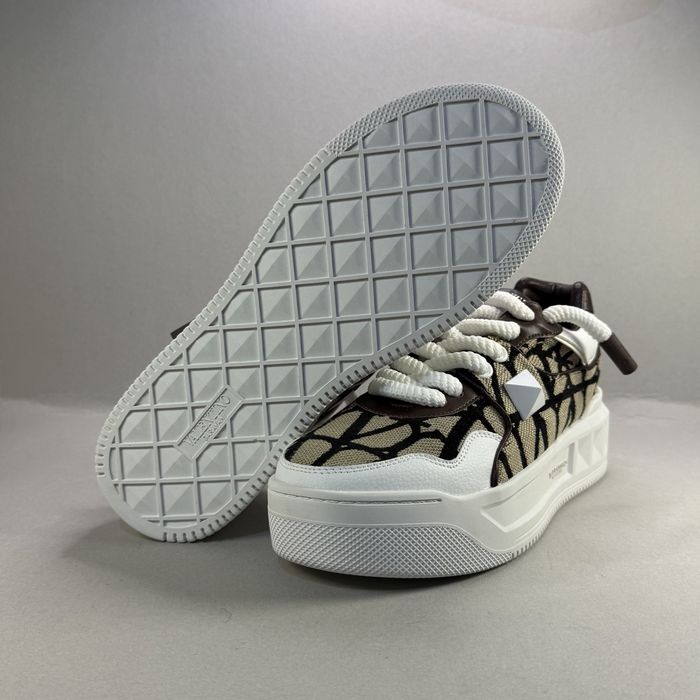 Valentino Garvani Stud XL "White Beige"! НОВИ! Дамски