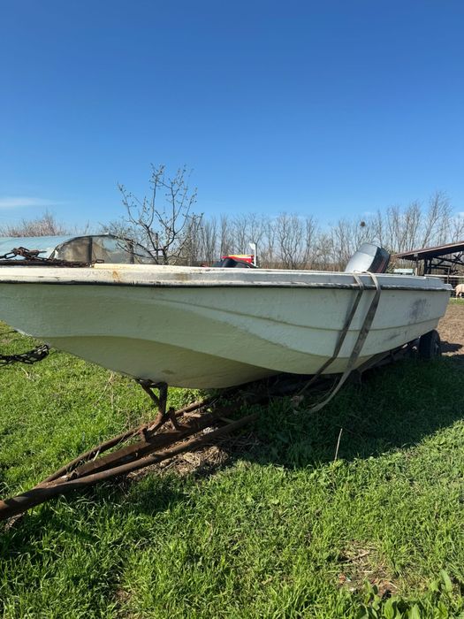 Vând barca / motor/ peridoc