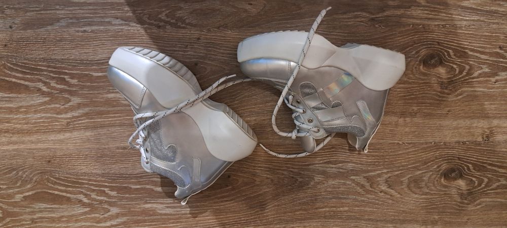 Обувки на висока платформа 37,5намер