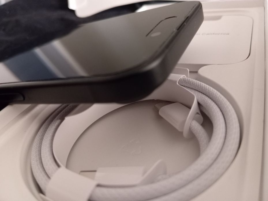 Продам айфон 15 128 Гб.