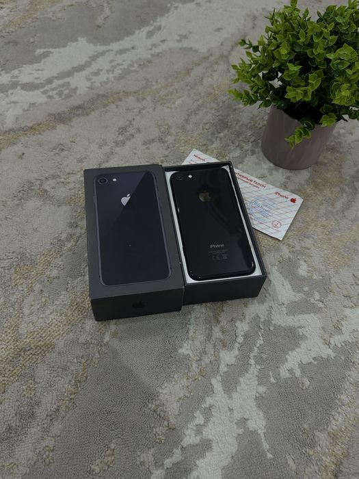 Продам iPhone 8.