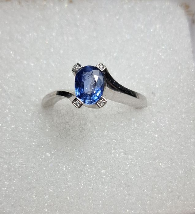 Inel aur alb  18 kt cu piatra sapphire