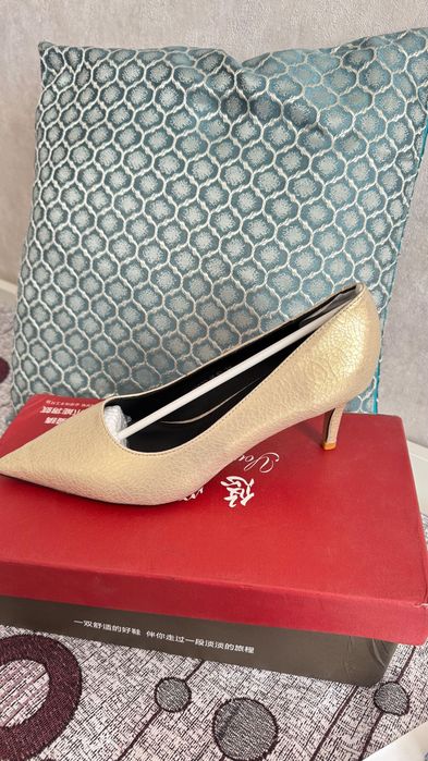 Продам туфли золотистые