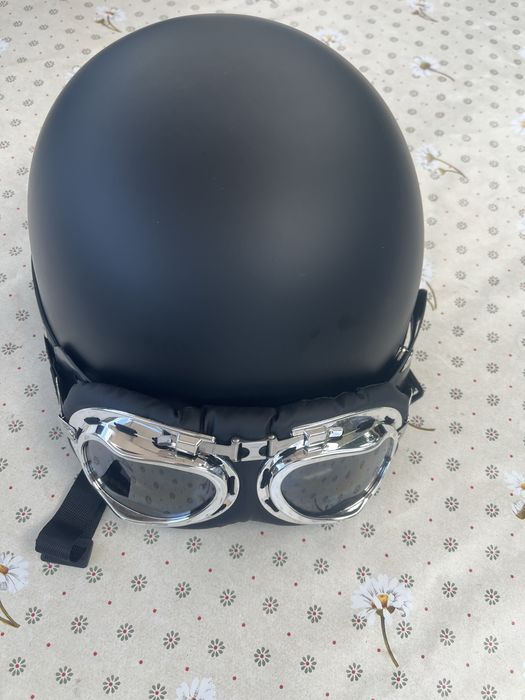Каска за мотор  комлект с очила