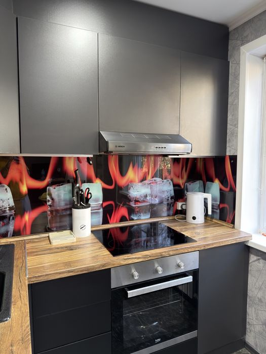 Кухонный гарнитур угловой вместе с вытяжкой и раковиной