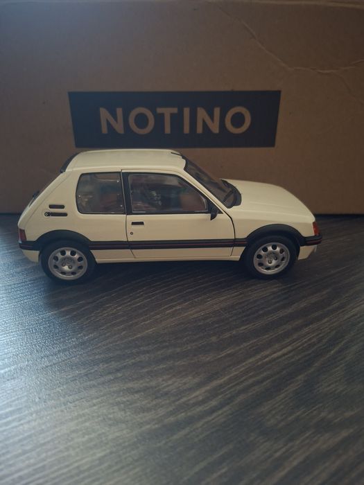 Machetă Peugeot 1/18