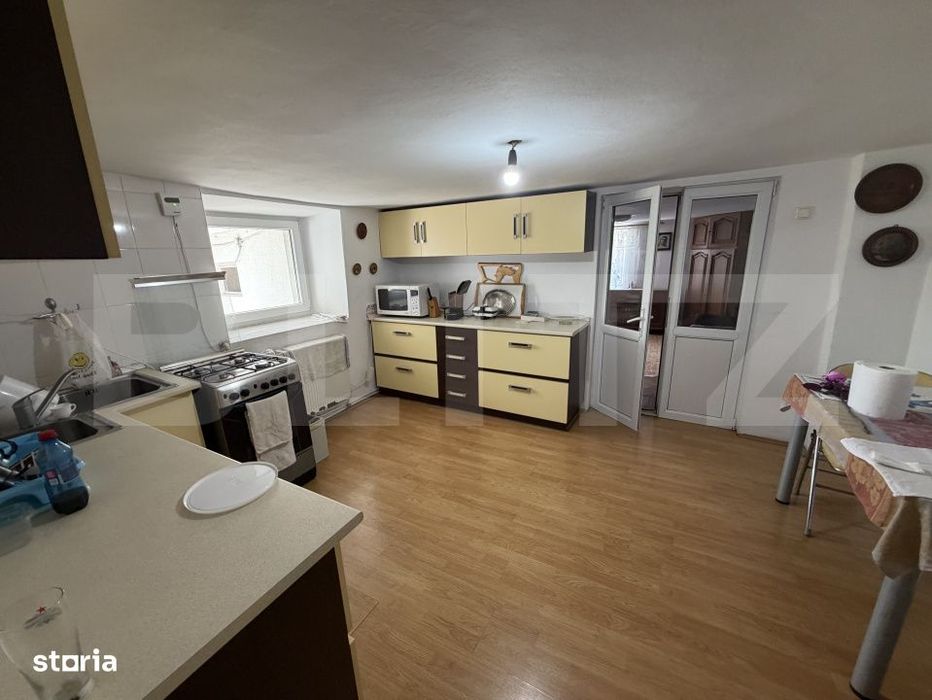 Casa de vanzare, 5 camere si un teren de 500 mp