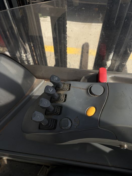 Stivuitor electric CROWN reach-truck