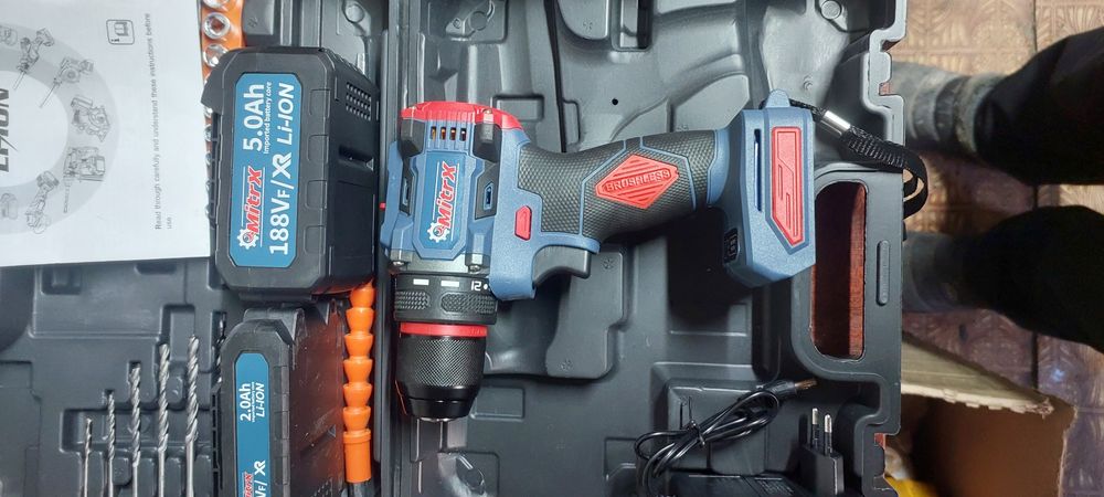 Продам шуруповерт набор