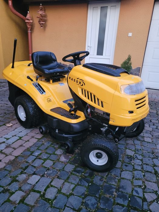 Tractoras tuns iarbă, gazon.