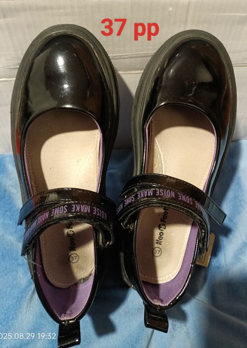 Обувь девочке разная